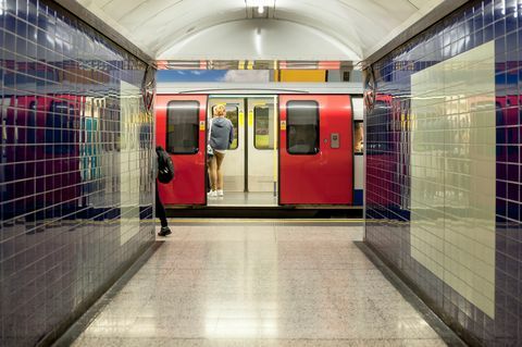 metro vilciens, kas stāv stacijā ar atvērtām durvīm, Londona, Lielbritānija