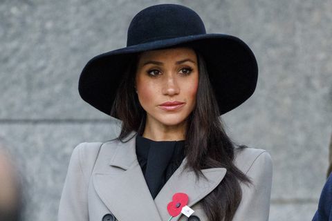 meghan markle melnā cepure anzaka diena