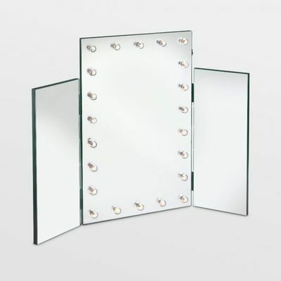 Trīskārtīgs spogulis ar siltiem LED apgaismojumiem