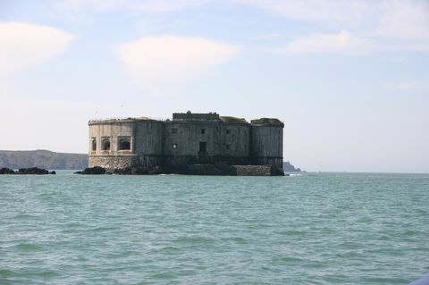 Stack Rock Fort - Milford Haven - Velsa - jūra - purpura ķieģeļi