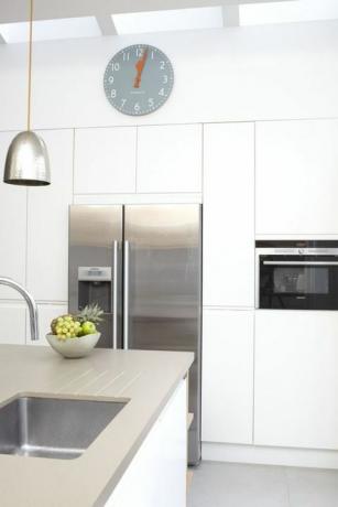 Londonas mājas virtuves renovācija Kišvicā - ledusskapis un uzglabāšanas atvilktnes