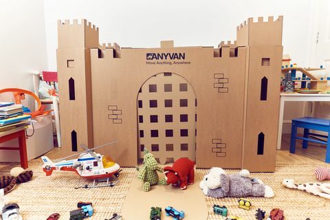 Pārvākšanās uzņēmums AnyVan.com atklāj kartona pilis, lai atvieglotu pārvietošanos gan bērniem, gan vecākiem
