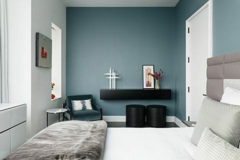 guļamistaba, zaļa zila siena, melnas plaukti