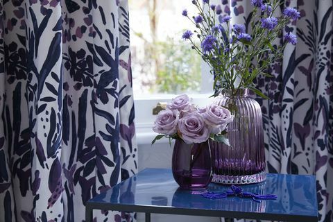 Hillarys un Sophie Robinson komandas veido mājas stilu ar Pantone Ultra Violet krāsu