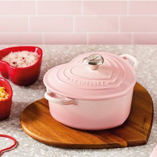 Le Creuset čuguna sirds kastrolis