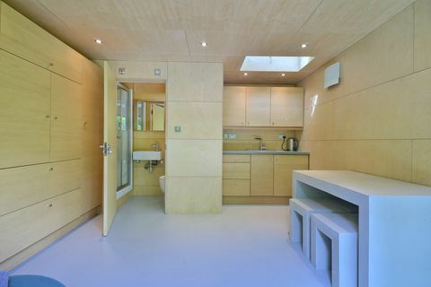 Moderna vannas istaba ar koka skapjiem