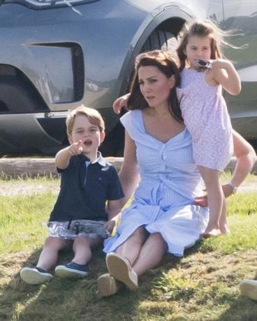 Princis Džordžs un princese Šarlote spēlē kopā ar Keitu Middletonu