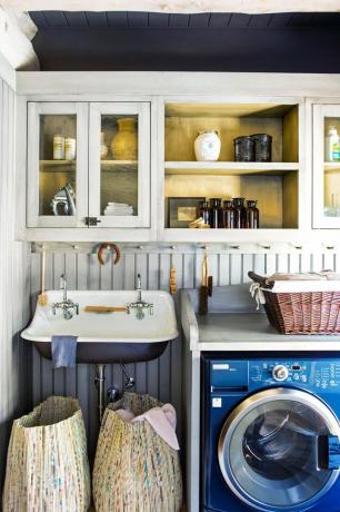 zila veļas telpa ar sienas piestiprinātu veļas mazgāšanas telpas izlietni