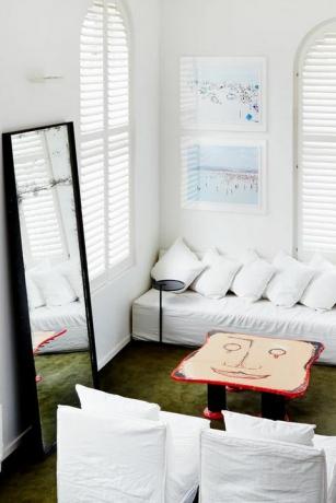 minimālisma moderna dzīvojamā istaba ar lielu spoguli
