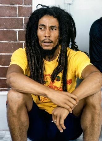 bob Marley viņa mājas priekšā, Kingston Jamaika 1979