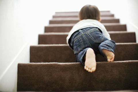 Mazulis kāpj uz kāpnēm rāpojot