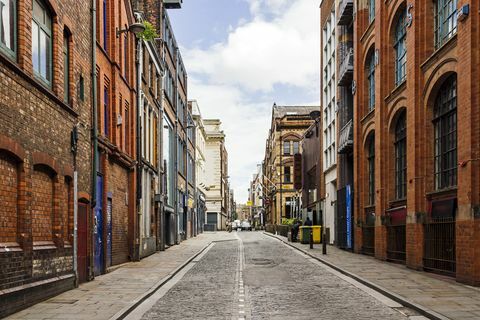 Vecā iela ar ķieģeļu sienu ēkām Liverpūles pilsētas centrā, Anglijā, Lielbritānijā