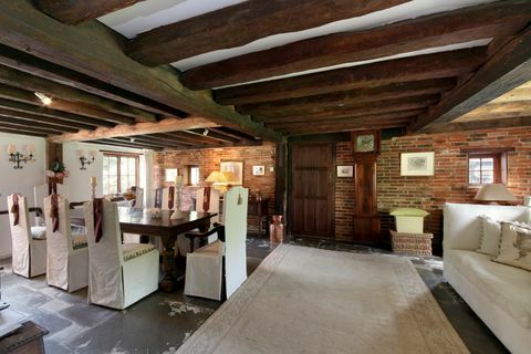 Wall House: Tiek pārdota 15. gadsimta māja ar baseinu un sienu dārzu Windsor