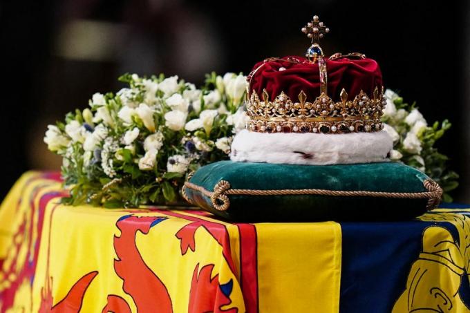 2022. gada 12. septembrī dievkalpojuma laikā Skotijas kronis atrodas uz karalienes Elizabetes ii zārka Sv. Giles katedrālē Edinburgā. Pateicības par viņas dzīvi sērotāji pirmdien iegūs pirmo iespēju izrādīt cieņu karalienes Elizabetes II zārka priekšā, kā tas atrodas Edinburgas katedrālē, kur karalis Čārlzs III vadīs modrības foto, kuru veidoja Džeina Bārlova baseins afp fotogrāfija Jane Barlowpoolafp, izmantojot Getty attēlus