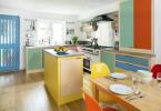 Šī daudzkrāsainā virtuve ir atgādinājums, ka mūsu dzīves telpas var būt funkcionālas un jautras