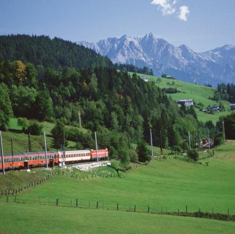 Vilciens, kas iet caur kalna nogāzi, Insbruka, Austrija