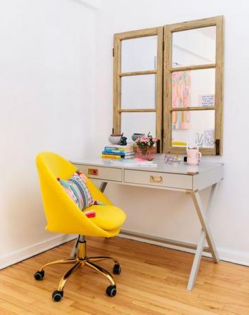 dzeltens krēsls, rakstāmgalds