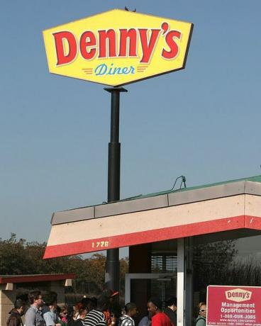 emeryville, ca. 03. februāris, dennys klienti gaida rindu, lai saņemtu bezmaksas brokastis 2009. gada 3. februārī Emeryville, Kalifornijā šodien ierindojies pie denijiem visā Ziemeļamerikā, lai saņemtu bezmaksas grand slam brokastis, kas tiek pasniegtas no pulksten 6:00 līdz 14:00 pie vairāk nekā 1500 denī ASV, Puertoriko un Kanādas restorānu akcija tika izsludināta Džastina Salivangeti superbļodas reklāmas fotoattēla laikā attēlus