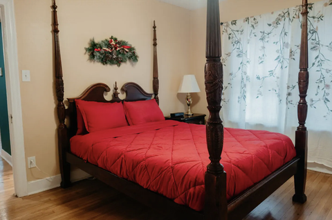 sarkanā Ziemassvētku galvenā guļamistaba mājās vien airbnb dallas texas