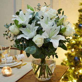Ziemas balto rožu un liliju ziedu pušķis (piegāde no 2021. gada 18. novembra)