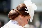 Keita Middletona Karaliskajā askotē valkā baltas mežģīnes Aleksandra Makvīna kleita