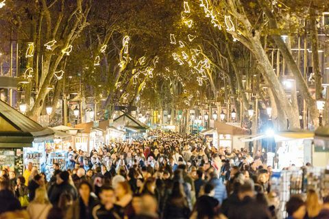 Cilvēki, kas staigā La Rambla ielā Ziemassvētku un Jaunā gada brīvdienu laikā Barselonā, Katalonijā, Spānijā