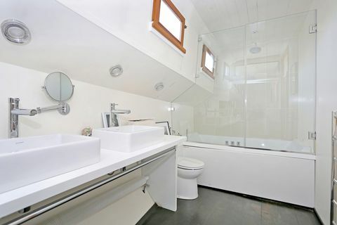 Ģimenes vannas istabas platība - tiek pārdota dzīvojamā laiva