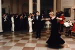 Princeses Diānas "Travolta kleita", kas tiks izstādīta Kensingtonas pilī
