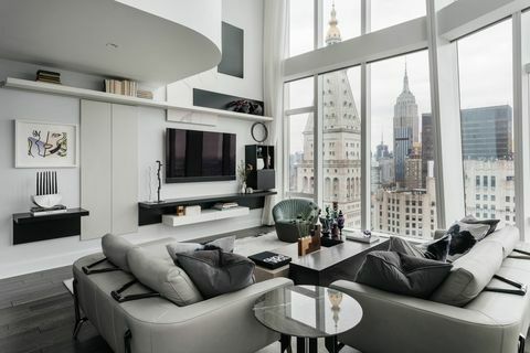 balts dzīvoklis, melna apdare, pelēks dīvāns, NYC, Ņujorkas pilsēta