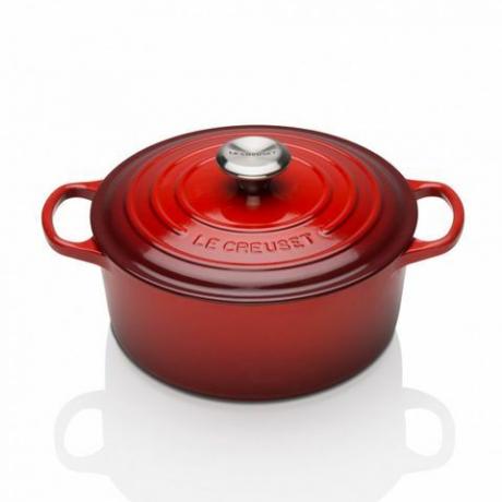 Le Creuset kastrolis ēdiens 