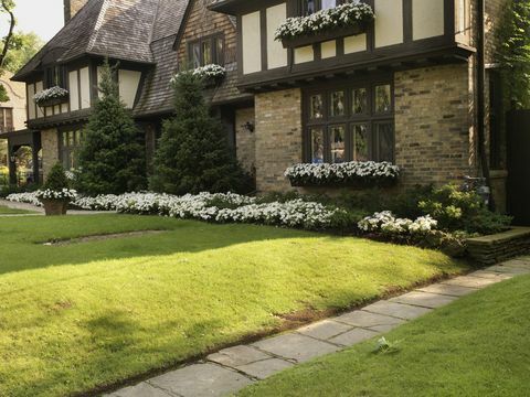 Skats uz mājas ārpusi un priekšējo dārzu vasarā, Toronto, Ontario, Canada