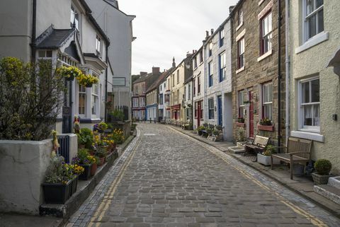 Galvenā iela ciematā Staithes, Ziemeļjorkšīrā, Anglijā