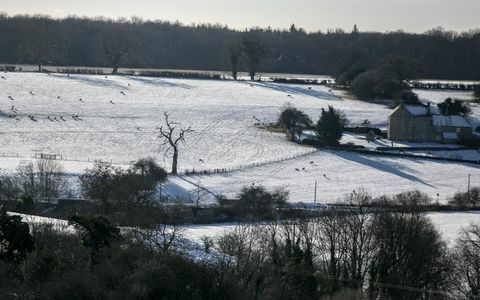 Sniegs pārklāj laukus 2017. gada 28. decembrī netālu no Cirencester, 