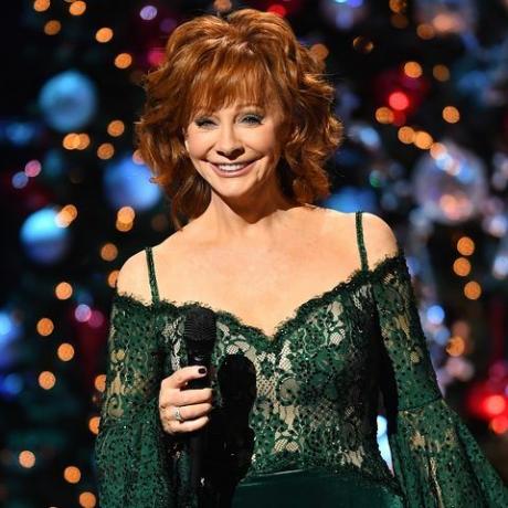 Nešvilla, 14. novembris, ierakstu mākslinieka reba mcentire saimnieki uz skatuves 2017. gada cma valstī Ziemassvētki lielajā oprijā 2017. gada 14. novembrī Nešvilā, Tenesī, foto autors: Jason daviswireimage