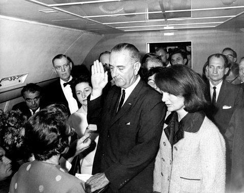 Džekijs Kenedijs Lyndon Johnson zvērestu pie Air Force One