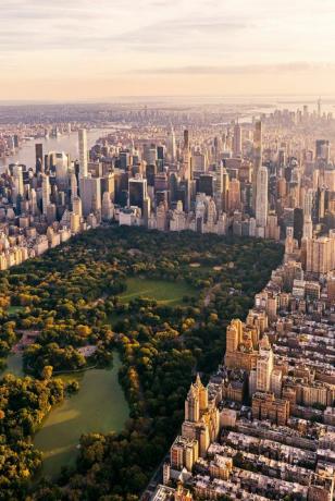 gaisa skats uz Ņujorkas pilsētas panorāmu ar centrālo parku un Manhetenu, ASV