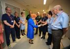 Karaliene nosoda "nelabo" Mančestras terora aktu, kad viņa apmeklē jaunos upurus slimnīcā