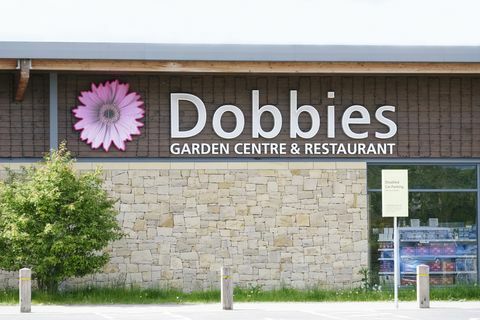 Dobbies dārza centrs tiek atvērts pēc koronavīrusa bloķēšanas ierobežojumiem