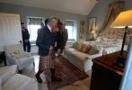 Princis Čārlzs atver kempinga mājvietu un brokastis Skotijas pilī Mey