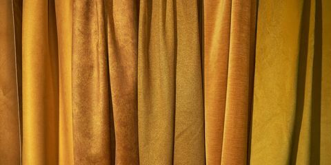 blīvs tekstilizstrādājums un bukles tekstils, kam ir zeltainas krāsas fons, faktūra