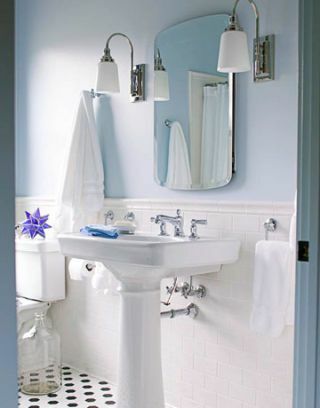 vannas istaba ar baltām flīzēm