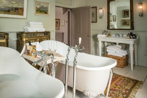 Unikālas mājas uzturēšanās: Darcy House akmens kotedžas vannas istaba - dvīņu vannu komplekti