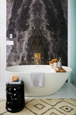 zīda vannas istaba ar akmens marmora backsplash