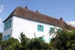 Kloda Monē skaistā zilā māja Francijā, kas iekļauta Airbnb