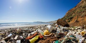 plastmasas atkritumu pludmale