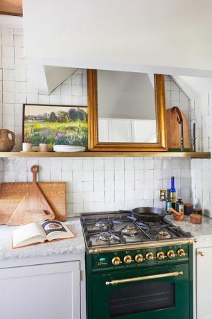 virtuve ar spoguli