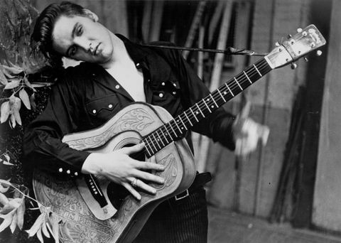 Elvisa Preslija portrets ar akustisko ģitāru