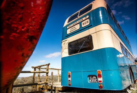 Palieciet pārveidotajā vintage divstāvu autobusā Velsas laukos