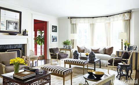 <p> Apsveicams vintage un antīko mēbeļu sajaukums piešķir eleganci viegli applūdušai Beverlihilzas viesistabai <a href = " http://www.housebeautiful.com/home-remodeling/interior-designers/q-and-a/a5633/mary-mcdonald-interview" target = "_blank"> izstrādājusi Mērija Makdonalda </a>. Marijas Makdonaldas Leopolda lampas Robertam Abbey. Sienas Bendžamina Mūra filmā Cilvēks uz Mēness