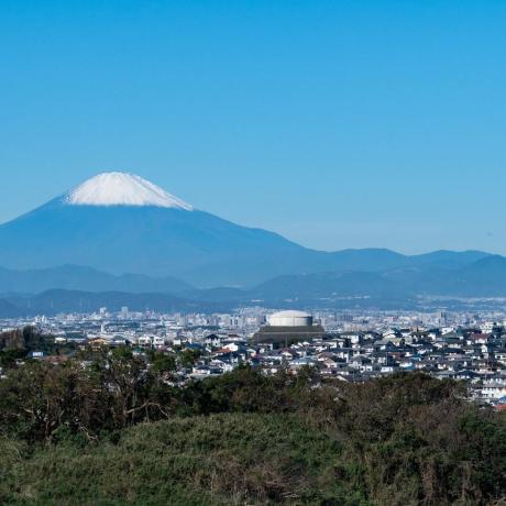 Sniegots Mt. Fuji un dzīvojamais rajons Japānas Kanagavas prefektūrā